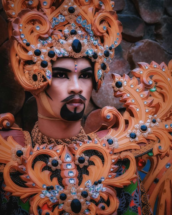 Où découvrir les traditions du carnaval de Rio de Janeiro: défilés et préparations?